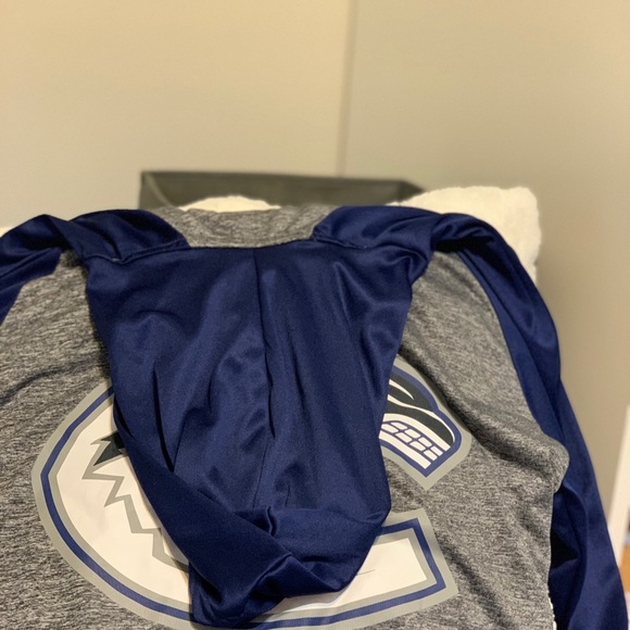 Canucks season is soon to start - Picture 2 of 4